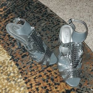 Delicious gray heels
